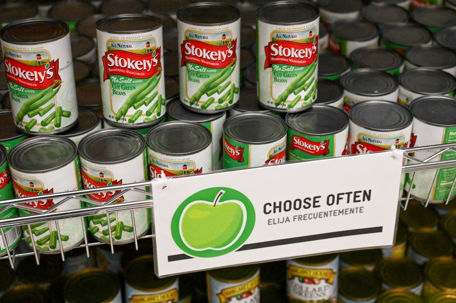 Latas de judías verdes en la despensa con la etiqueta "elegir con frecuencia"