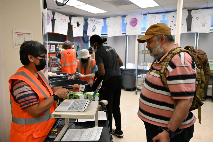 Silvina Mammani ayuda en el check-in del huésped Daniel Zatela