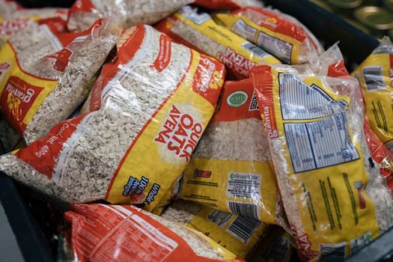 Bolsas de avena en la despensa local.
