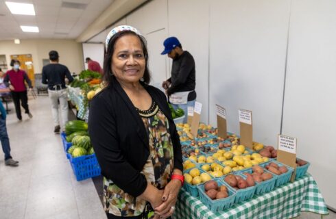 Verde esperanza: Cómo los cupones para los mercados agrícolas nutren a los adultos mayores de Chicago