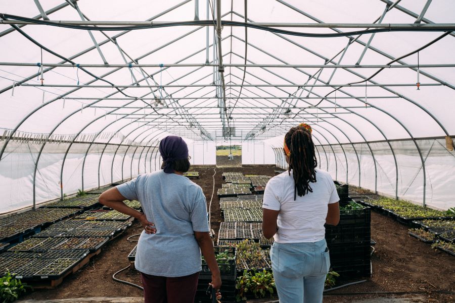Dos mujeres mirando una granja